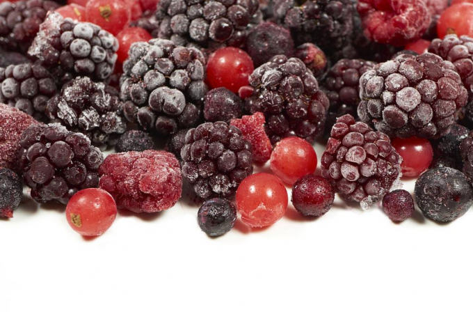 M&eacute;lange de baies surgel&eacute;es IQF fra&icirc;ches : m&ucirc;res, fraises, framboises, myrtilles, fa&ccedil;on m&ucirc;res et fraises 1